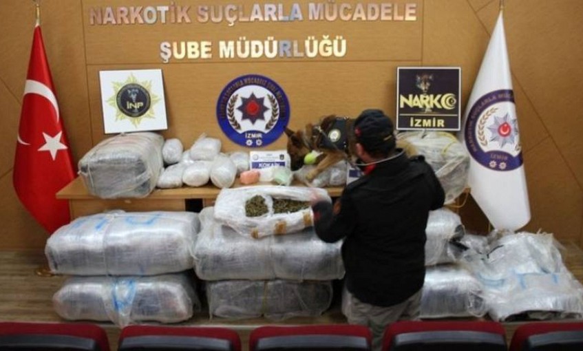 İzmir'de torbacı çiftliğine baskın: Yüklü miktarda uyuşturucu ele geçirildi